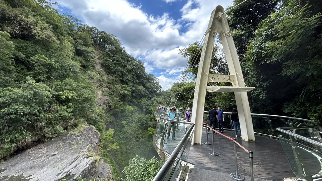 Efficient Management of a Large Scenic Area with Limited Staff - Xiao Wulai Scenic Area